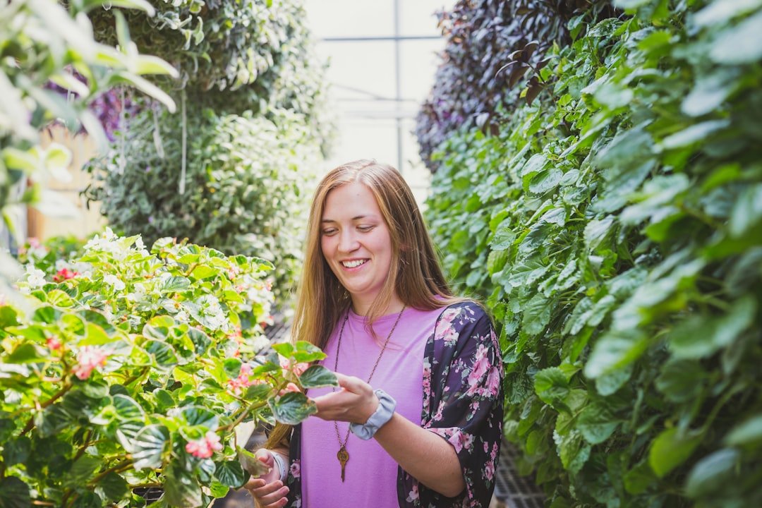 Especialista revisando plantas en un entorno de cultivo