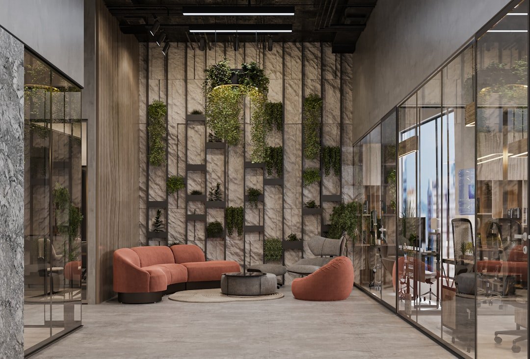 Interior contemporáneo con plantas integradas al diseño del espacio