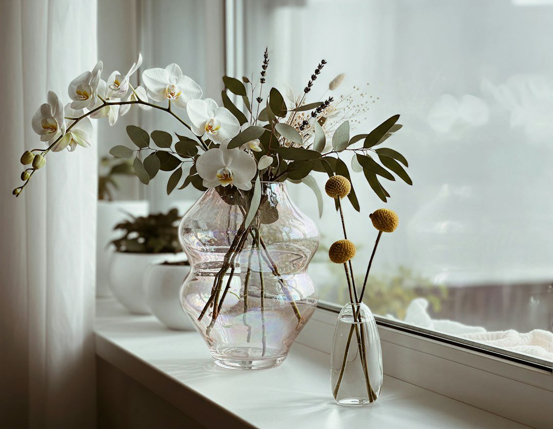 Arreglo de orquídeas blancas en un interior elegante